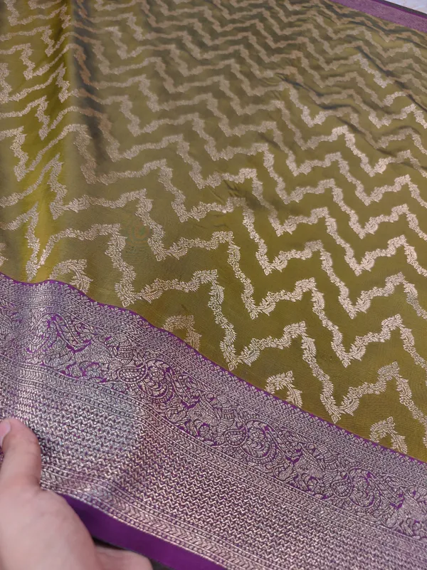 BANARASI_KATAN_SILK_IN_MEHENDI_GREEN_WITH_MAGENTA_BORDER