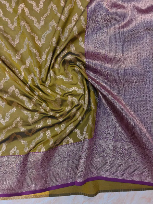 BANARASI_KATAN_SILK_IN_MEHENDI_GREEN_WITH_MAGENTA_BORDER