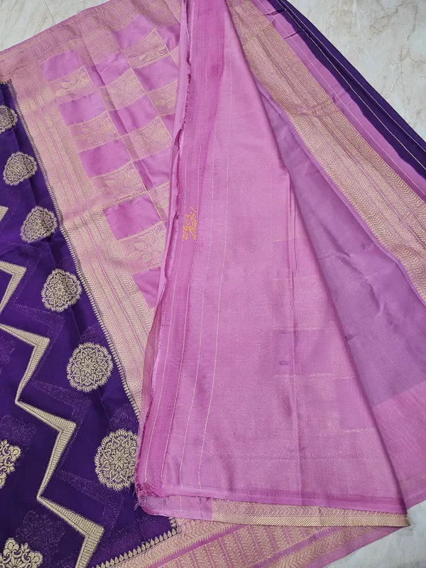 CHINON_CREPE_GEORGETTE_IN_VIOLET_WITH_BABY_PINK_BORDER