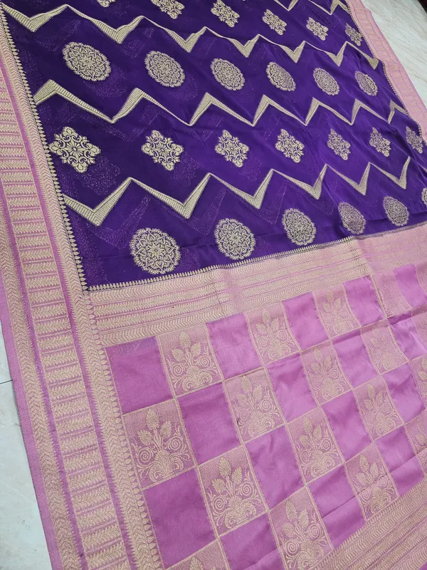 CHINON_CREPE_GEORGETTE_IN_VIOLET_WITH_BABY_PINK_BORDER