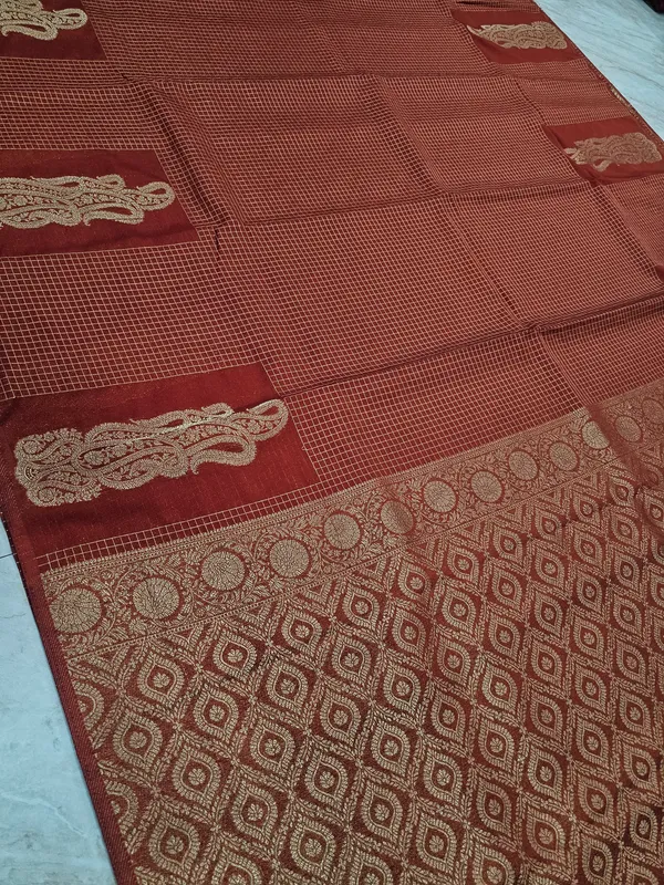 CREPE_GEORGETTE_IN_GOLDEN_EMBER_WITH_GOLD_ZARI_AND_CHECKS