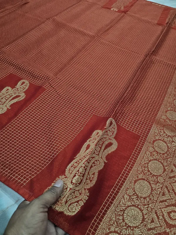 CREPE_GEORGETTE_IN_GOLDEN_EMBER_WITH_GOLD_ZARI_AND_CHECKS