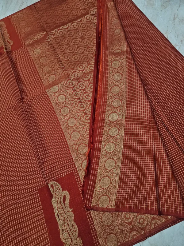 CREPE_GEORGETTE_IN_GOLDEN_EMBER_WITH_GOLD_ZARI_AND_CHECKS