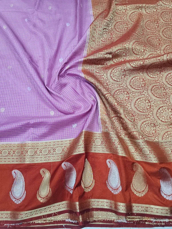 CREPE_GEORGETTE_IN_LAVENDER_WITH_RED_BORDER