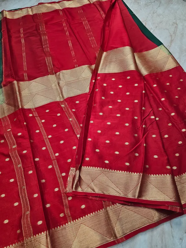 MYSORE_CREPE_IN_BOTTLE_GREEN_WITH_RED_COLOUR
