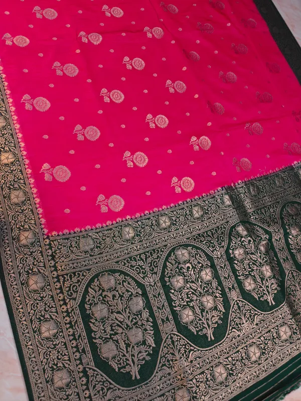 Soft_Matka_Linen_In_Pink_With_Bottle_Green_Saree_For_Women