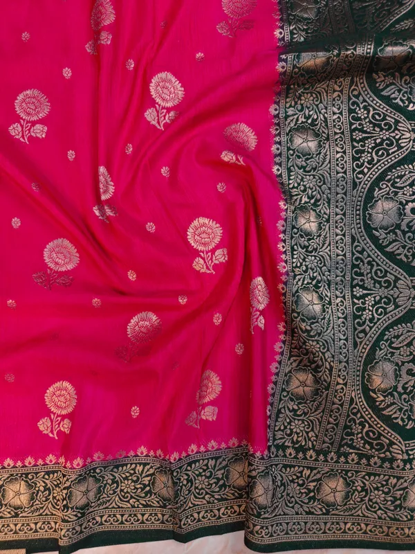 Soft_Matka_Linen_In_Pink_With_Bottle_Green_Saree_For_Women