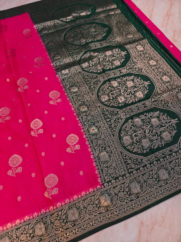 Soft_Matka_Linen_In_Pink_With_Bottle_Green_Saree_For_Women