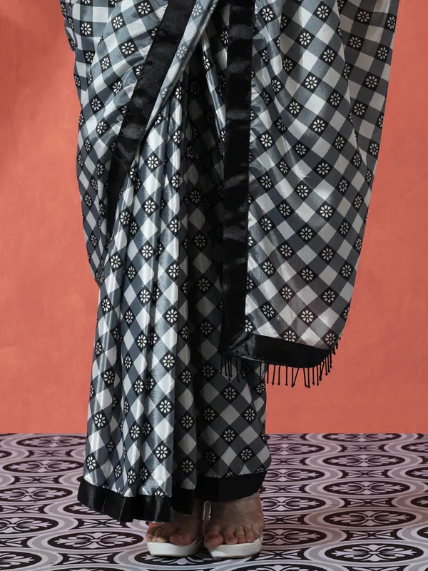 Pre-Draped_Ready_to_Wear_Chinnon_Fabric_Digital_Printed_Saree_With_Unstiched_Blouse