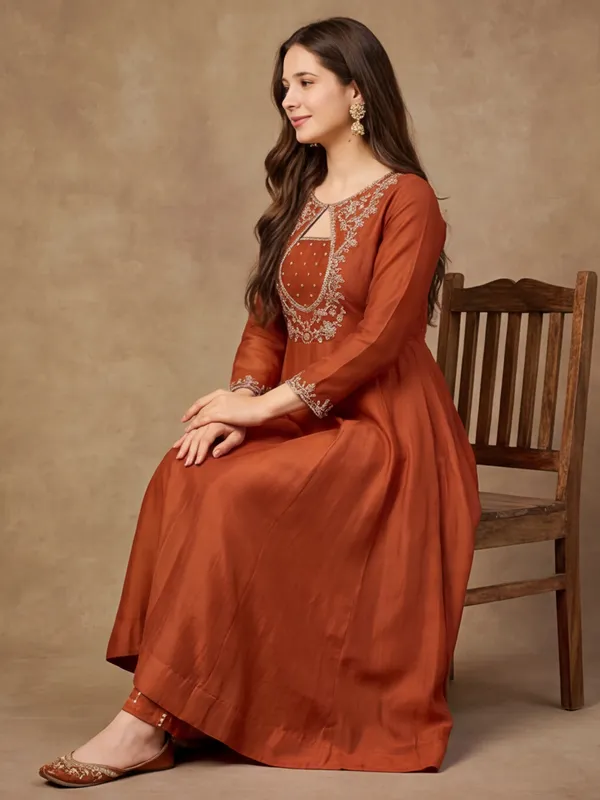 Women_Embroidered_Vichitra_kurta_set