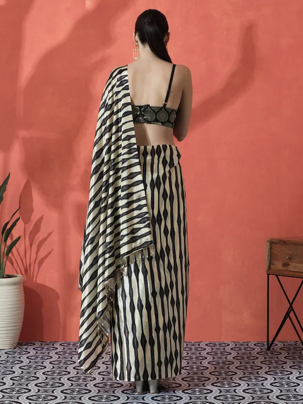 Pre-Draped_Ready_to_Wear_Chinnon_Fabric_Digital_Printed_Saree_With_Unstiched_Blouse