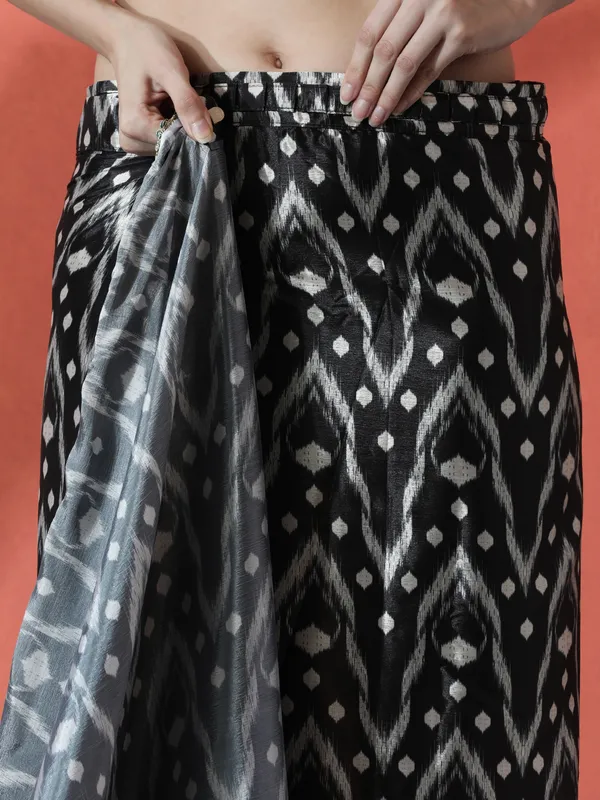 Pre-Draped_Ready_to_Wear_Chinnon_Fabric_Digital_Printed_Saree_With_Unstiched_Blouse