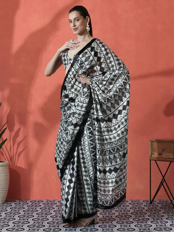 Pre-Draped_Ready_to_Wear_Chinnon_Fabric_Digital_Printed_Saree_With_Unstiched_Blouse
