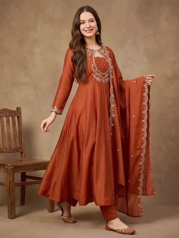 Women_Embroidered_Vichitra_kurta_set