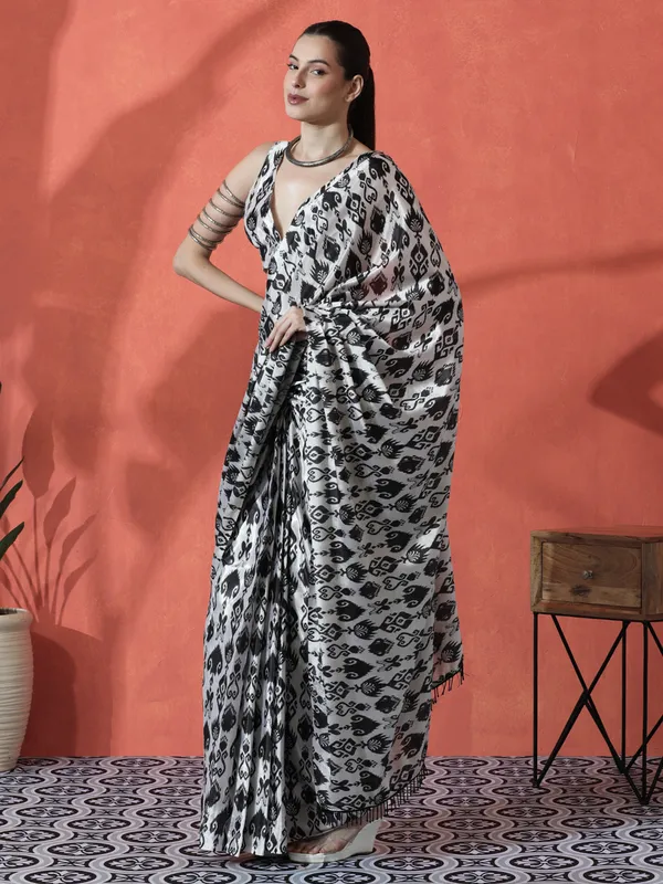 Pre-Draped_Ready_to_Wear_Chinnon_Fabric_Digital_Printed_Saree_With_Unstiched_Blouse