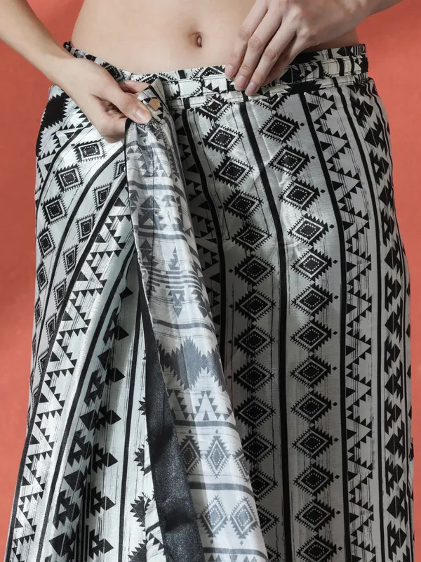 Pre-Draped_Ready_to_Wear_Chinnon_Fabric_Digital_Printed_Saree_With_Unstiched_Blouse