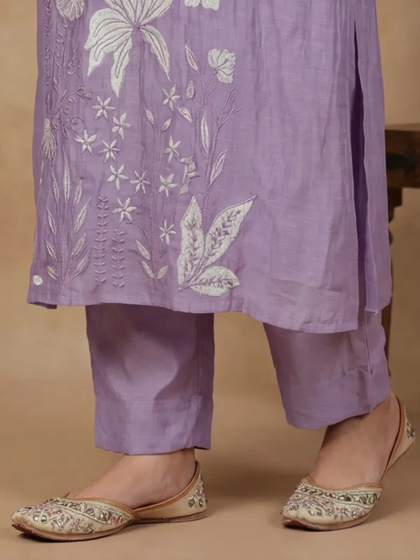 New_Embroidered_Work_Chanderi_Silk_Kurta_Set
