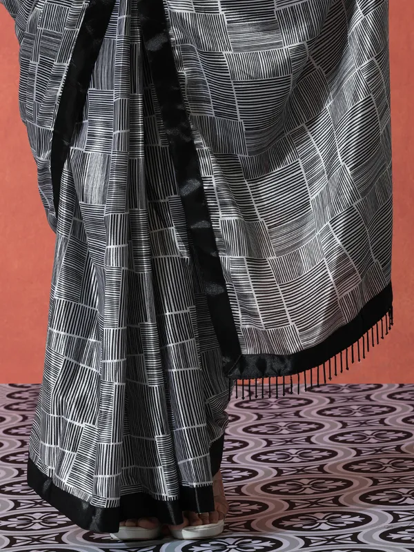 Pre-Draped_Ready_to_Wear_Chinnon_Fabric_Digital_Printed_Saree_With_Unstiched_Blouse