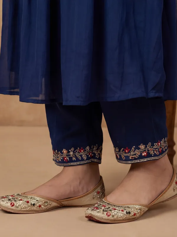 Women_Embroidered_Vichitra_Silk_kurta_set