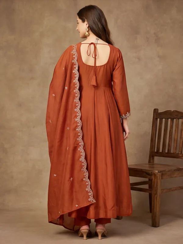 Women_Embroidered_Vichitra_kurta_set