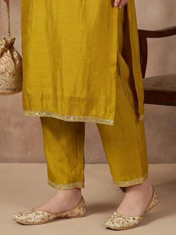 Women_Embroidered_Vichitra_kurta_set