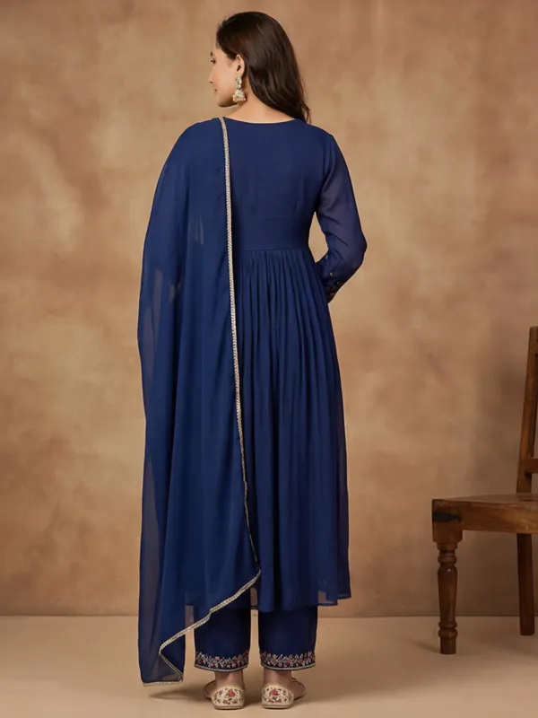 Women_Embroidered_Vichitra_Silk_kurta_set