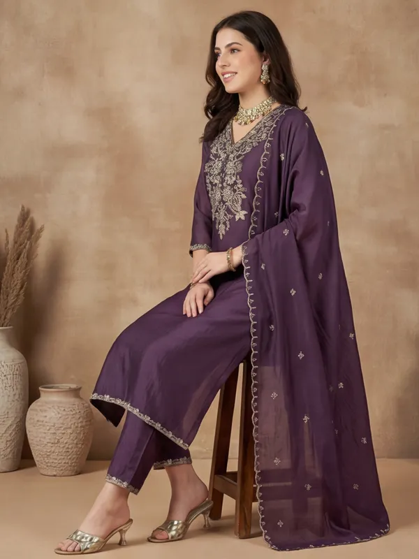 Women_Embroidered_Vichitra_Silk_kurta_set