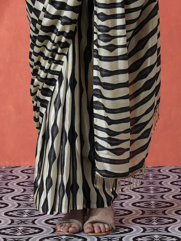 Pre-Draped_Ready_to_Wear_Chinnon_Fabric_Digital_Printed_Saree_With_Unstiched_Blouse