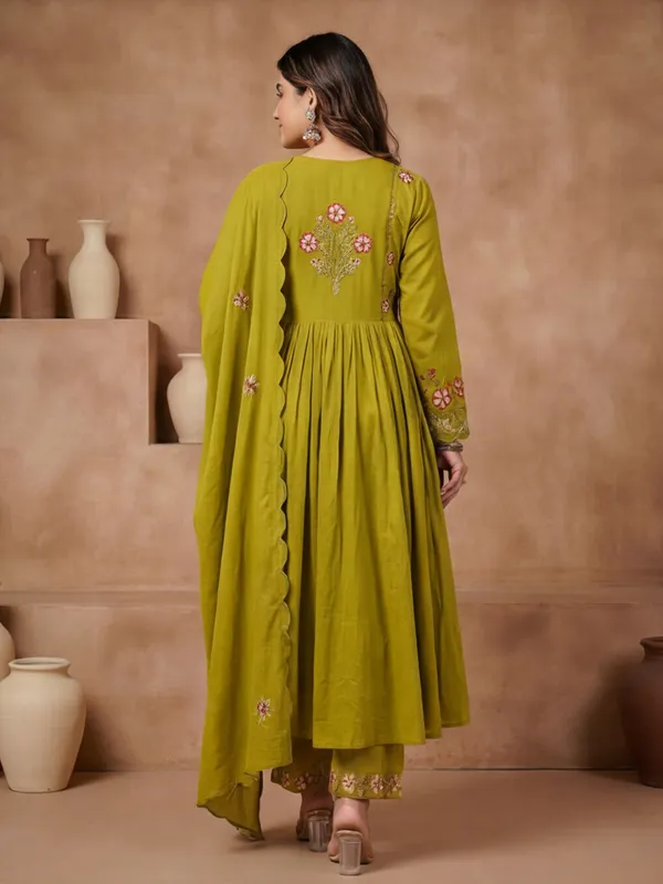 New_Embroidered_Work_Chanderi_Silk_Kurta_Set