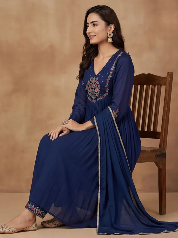 Women_Embroidered_Vichitra_Silk_kurta_set