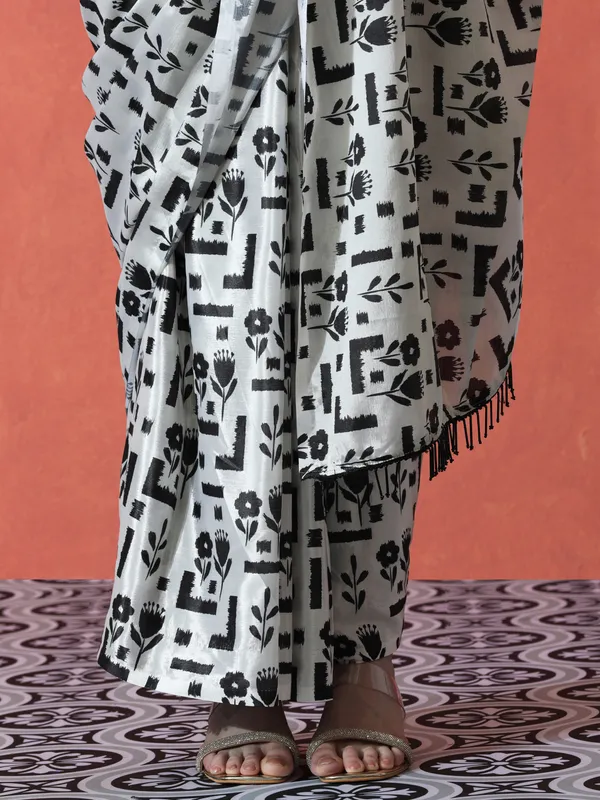 Pre-Draped_Ready_to_Wear_Chinnon_Fabric_Digital_Printed_Saree_With_Unstiched_Blouse