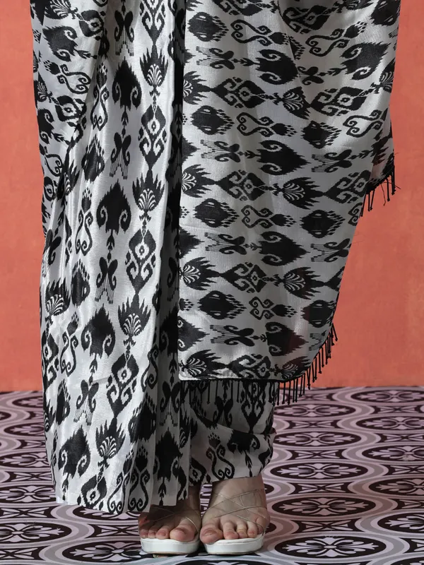 Pre-Draped_Ready_to_Wear_Chinnon_Fabric_Digital_Printed_Saree_With_Unstiched_Blouse