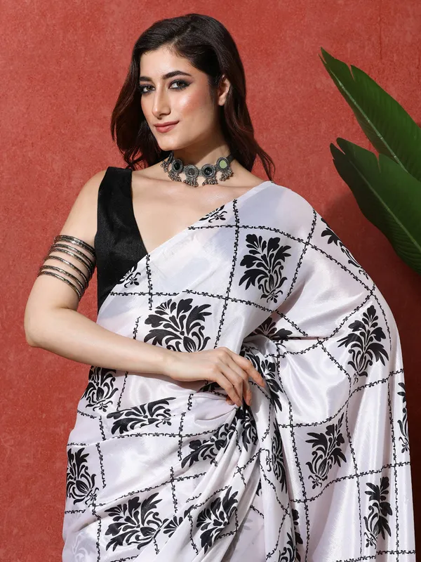 Pre-Draped_Ready_to_Wear_Chinnon_Fabric_Digital_Printed_Saree_With_Unstiched_Blouse