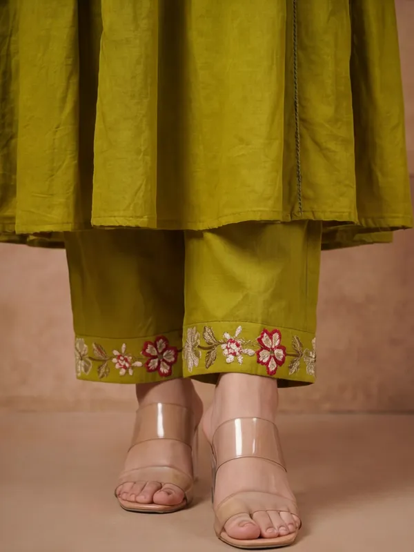 New_Embroidered_Work_Chanderi_Silk_Kurta_Set