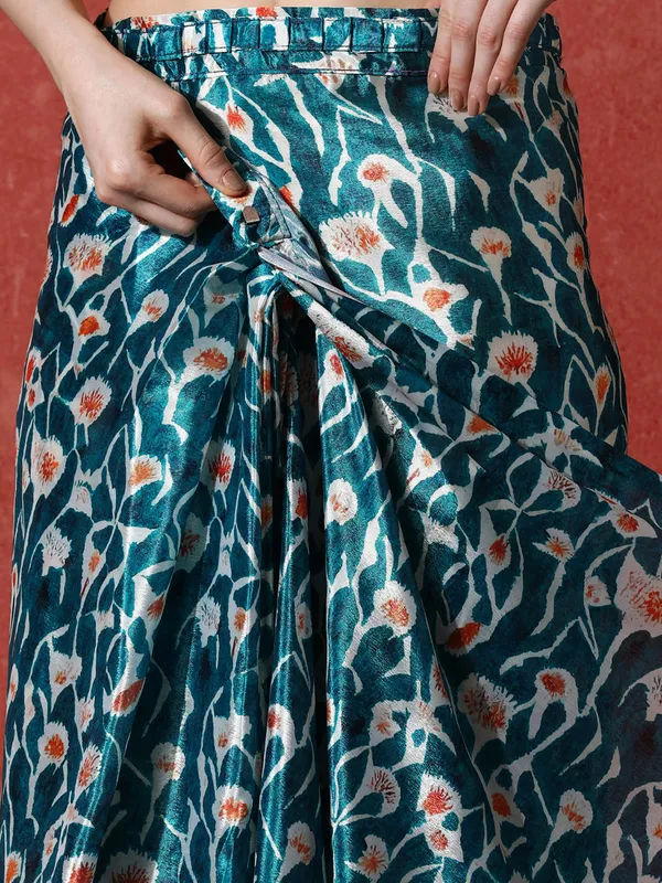 Pre-Draped_Ready_to_Wear_Chinnon_Fabric_Digital_Printed_Saree_With_Unstiched_Blouse
