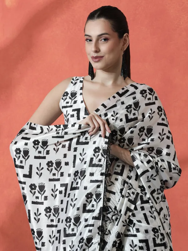Pre-Draped_Ready_to_Wear_Chinnon_Fabric_Digital_Printed_Saree_With_Unstiched_Blouse