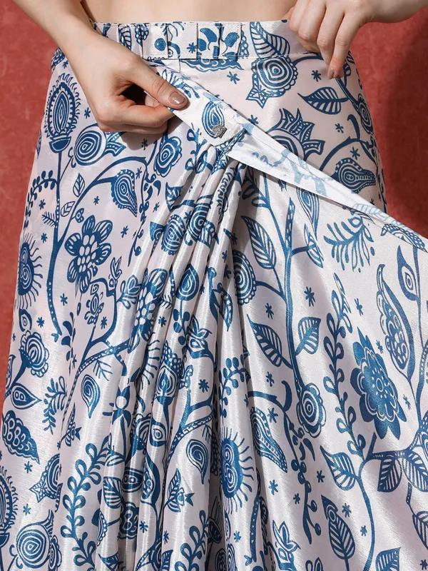 Pre-Draped_Ready_to_Wear_Chinnon_Fabric_Digital_Printed_Saree_With_Unstiched_Blouse_Fabric