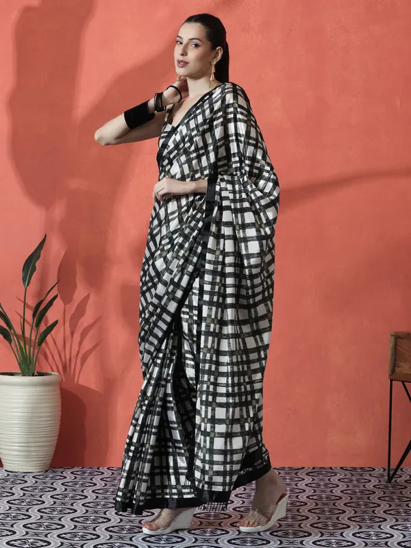 Pre-Draped_Ready_to_Wear_Chinnon_Fabric_Digital_Printed_Saree_With_Unstiched_Blouse