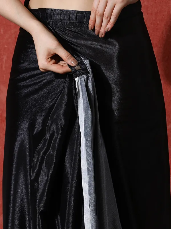 Pre-Draped_Ready_to_Wear_Chinnon_Fabric_Digital_Printed_Saree_With_Unstiched_Blouse