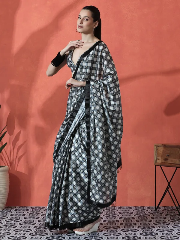 Pre-Draped_Ready_to_Wear_Chinnon_Fabric_Digital_Printed_Saree_With_Unstiched_Blouse