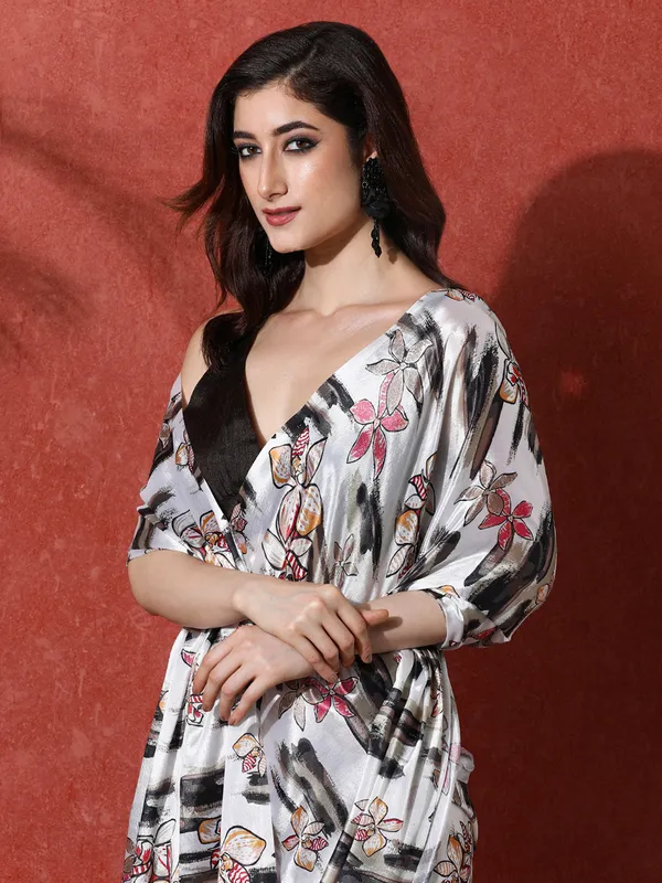Pre-Draped_Ready_to_Wear_Chinnon_Fabric_Digital_Printed_Saree_With_Unstiched_Blouse