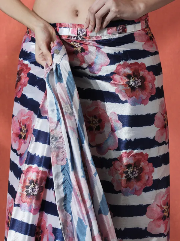 Pre-Draped_Ready_to_Wear_Chinnon_Fabric_Digital_Printed_Saree_With_Unstiched_Blouse