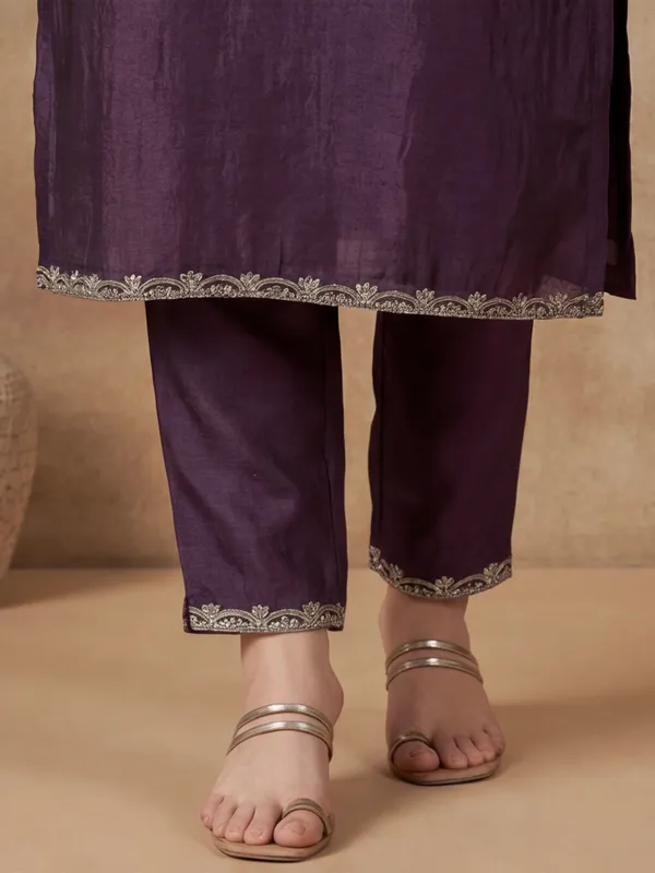 Women_Embroidered_Vichitra_Silk_kurta_set