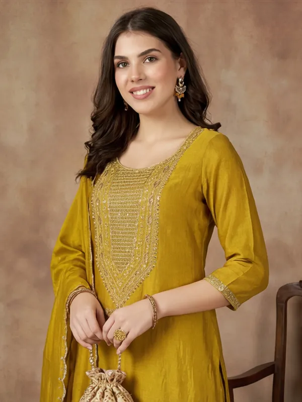 Women_Embroidered_Vichitra_kurta_set