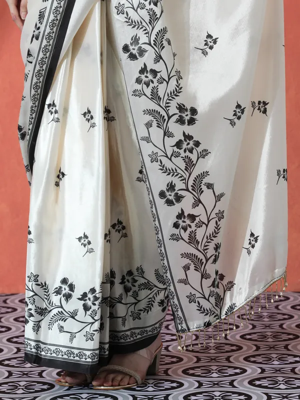 Pre-Draped_Ready_to_Wear_Chinnon_Fabric_Digital_Printed_Saree_With_Unstiched_Blouse