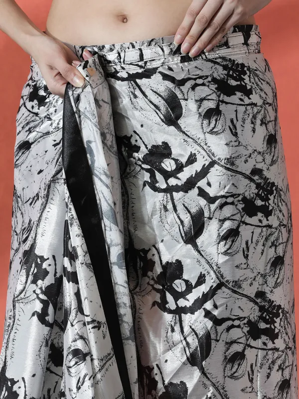 Pre-Draped_Ready_to_Wear_Chinnon_Fabric_Digital_Printed_Saree_With_Unstiched_Blouse
