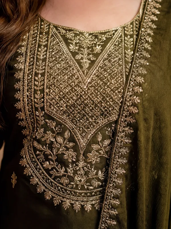Women_Embroidered_Vichitra_Silk_kurta_set