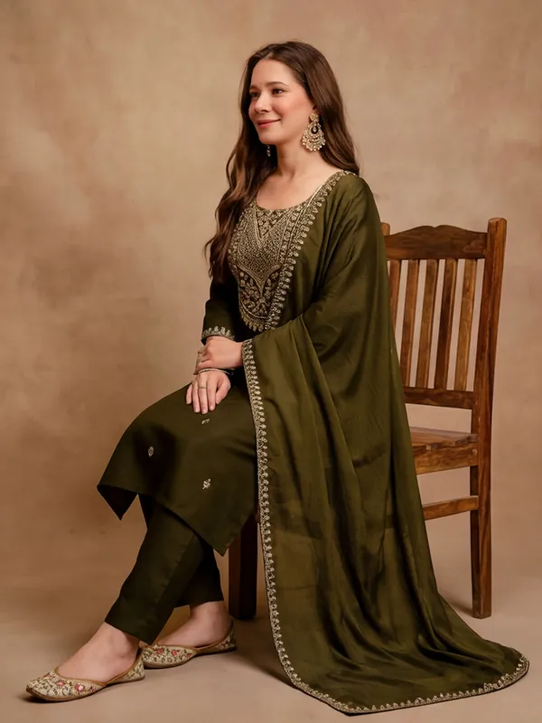 Women_Embroidered_Vichitra_Silk_kurta_set