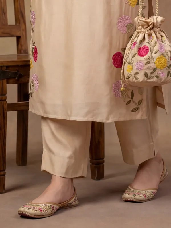New_Embroidered_Work_Chanderi_Kurta_Set
