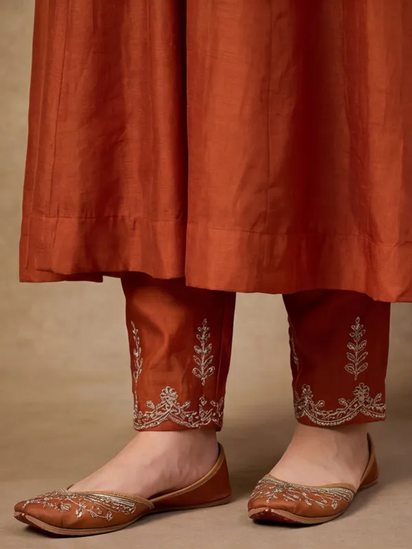 Women_Embroidered_Vichitra_kurta_set